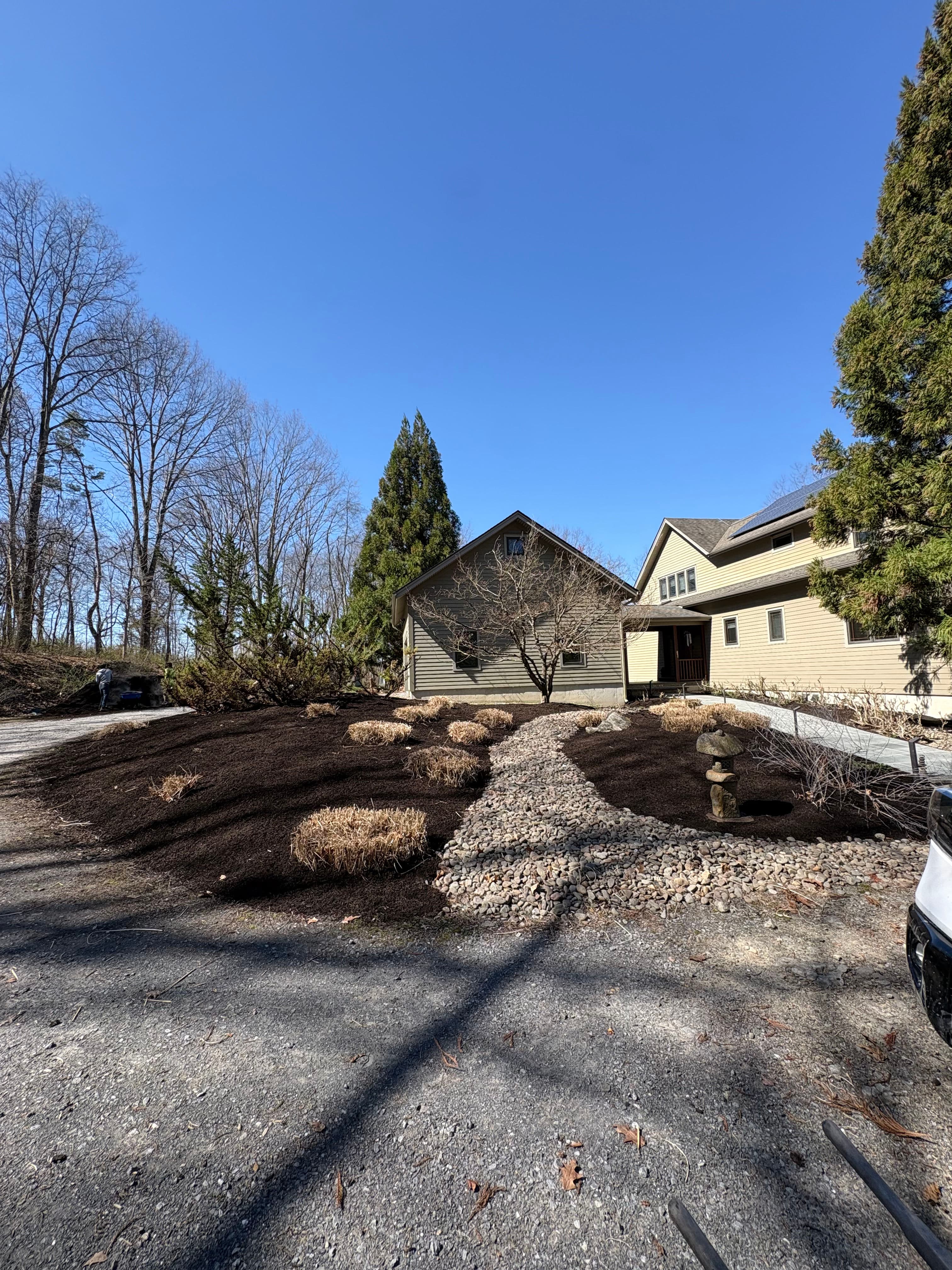 Project Clean Beds, Fresh Mulch and a Sharp Finish in Hudson Valley image