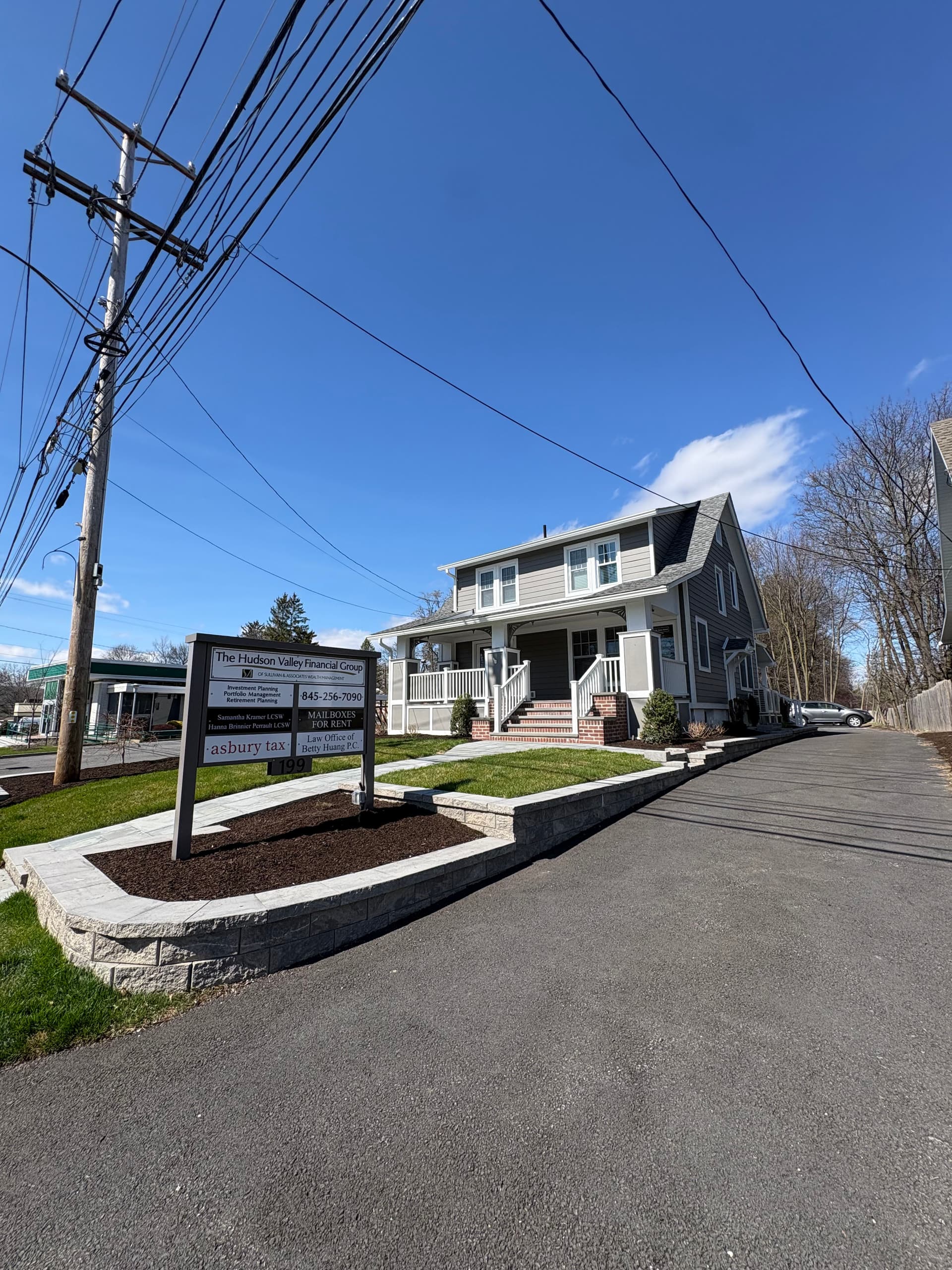 Gallery photos for Clean Beds, Fresh Mulch and a Sharp Finish in Hudson Valley: Image #1